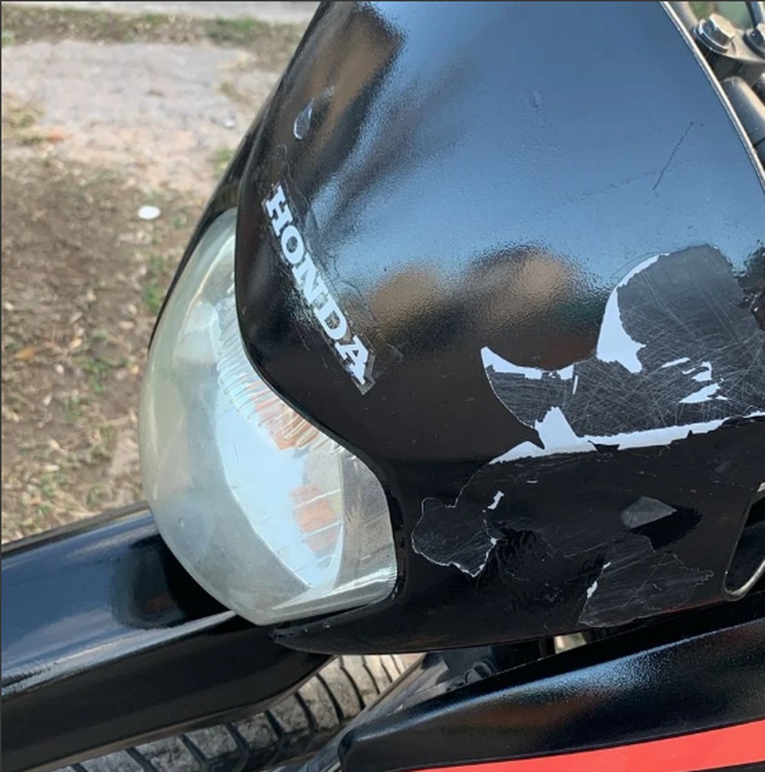 Carenado de moto Honda dañado, antes de la reparación