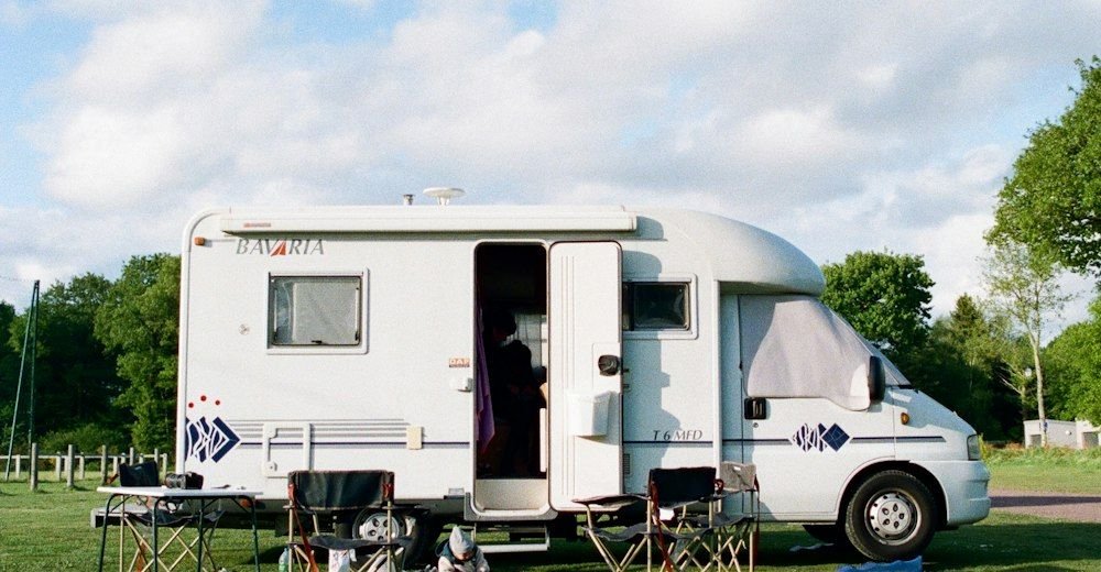 Motorhome blanco en un parque